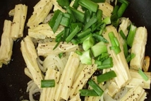 Шаг 6: В сковородку с маслом с …