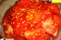 Шаг 3: У каждой половинки вычищаем серединку, …