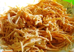 Рецепт: Салат из морковки с грецкими орехами