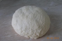 Шаг 2: В кефир добавьте соль и …