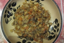 Шаг 4: Жарим блинчики. Отдельно чистим грибы, …