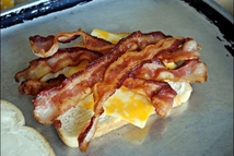 Шаг 2: Потом свеху ложим сыр. Хохланд …