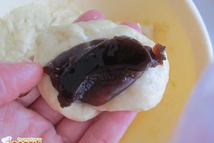 Шаг 3: Дальше постепенно добавляем муку. Все …