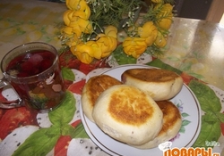 Рецепт: Пирожки из дрожжевого теста с вишней и абрикосами