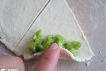 Шаг 7: И аккуратно заворачиваем тесто.