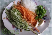 Шаг 2: Овощи помыть, очистить. Лук порезать …