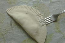 Шаг 4: Сложить лепёшку теста пополам, приложить …