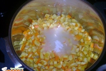 Шаг 2: кладем в кастрюлю, наливаем 1 …