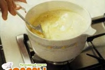 Шаг 5: Перелейте крем в кастрюльку, поставьте …