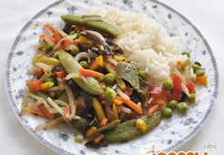 Овощи с черным чесноком и рисом