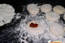 Шаг 3: На лепешки положить по ложичке …