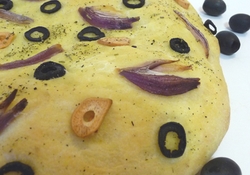 Рецепт: Фокачча с маслинами, луком, чесноком и шафраном