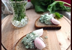 Рецепт: Теплые тосты с редиской и сметаной