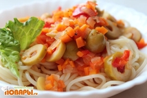 Шаг 2: Ставим в сотейнике овощи на …