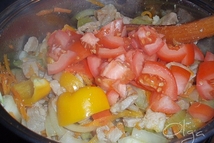 Шаг 2: Добавить помидоры и перец