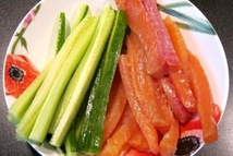 Шаг 3: Нарезаем огурец и лосось продолговатыми …