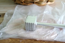 Шаг 2: С грудки курицы снять филе, …