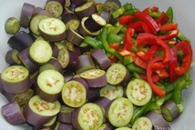 Шаг 2: Сладкий перец очистить от семян, …