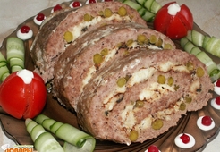 Мясной рулет с омлетом, горошком и базиликом