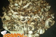 Шаг 3: Отдельно трём грибы и на …
