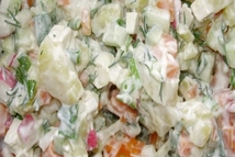 Шаг 4: Смешиваем овощные кубики и зелень, …