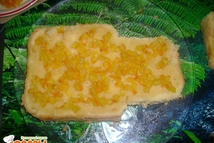 Шаг 5: обрезаем бисквит по нужной форме, …