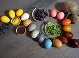 Как красить пасхальные яйца натуральными красителями