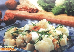 Рецепт: Салат из цветной капусты с орехами и брынзой