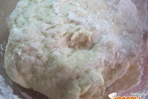 Шаг 3: Всыпать муку. Замешать тесто и …