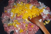 Шаг 1: Фарш с луком и паприкой …