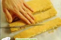 Шаг 3: Накройте часть коржа с кремом …