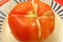 Шаг 2: и в каждый вставляем чеснок, …