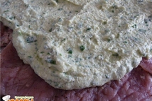 Шаг 3: Начинка: измельчаем вареные яйца, лук …