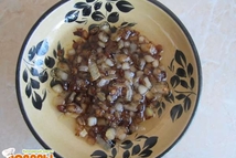 Шаг 2: Отдельно берем свиное сало, обрезаем …