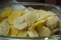 Шаг 1: Картофель нарезаем тонкими пластинками. Солим. …