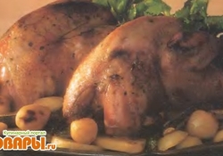 Рецепт: Жареный фазан с начинкой из каштанов и брусники