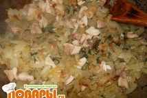 Шаг 2: Лук ожарить до золотистого цвета …