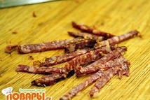 Шаг 4: Колбаску порезать тонко соломкой. Можно …