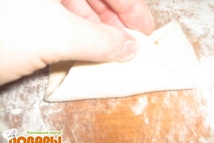 Шаг 3: Поднимаем противоположные края лепешки по …