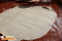 Шаг 4: Яблоко нарезаем тонкими кружками. Раскатываем …