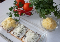 Рецепт: Горячие бутерброды с мойвой