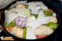 Шаг 12: Уложим сверху немного очищенный чеснок, …