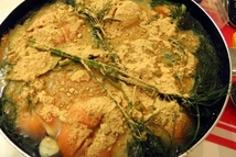 Шаг 4: прикрываем помидоры чистой льняной салфеткой …