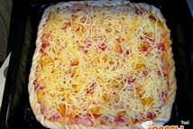 Шаг 4: Сверху посыпаем тертым на крупной …