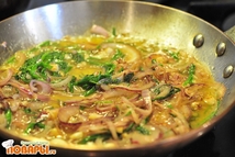 Шаг 4: Зеленый лук порезать не большими …