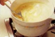 Шаг 4: Перелейте крем в кастрюльку, поставьте …