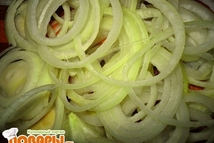 Шаг 4: Нарежьте репчатый лук кольцами