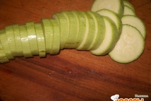 Шаг 1: Возьмите небольшой молодой кабачок. Промойте …