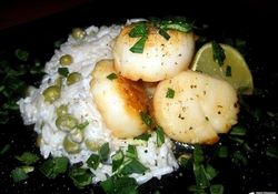 Рецепт: Жареные гребешки с рисом в кокосовом молоке