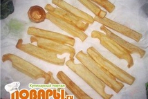 Шаг 3: Обжариваем в кипящем масле, даем …